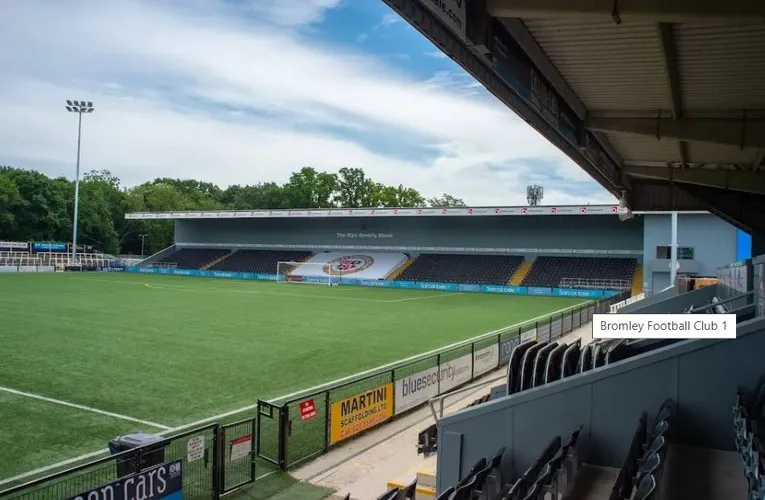 Góc nhìn từ khán đài tại sân Hayes Lane, nơi người hâm mộ Bromley FC cổ vũ nồng nhiệt.