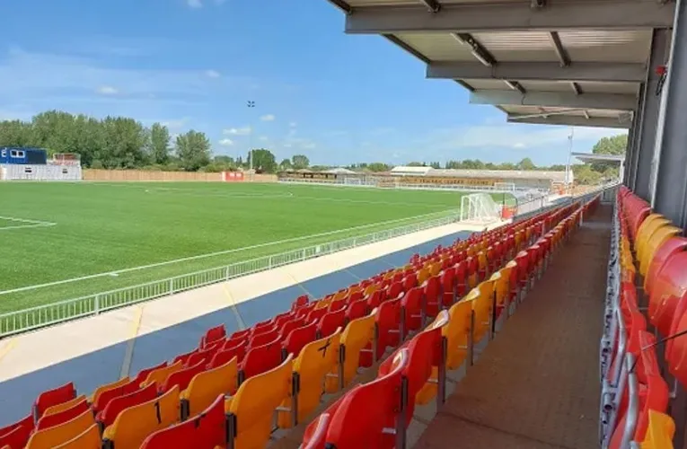 Góc nhìn từ khán đài về phía sân cỏ Tiger Turf Stadium, sân nhà của câu lạc bộ Gloucester City