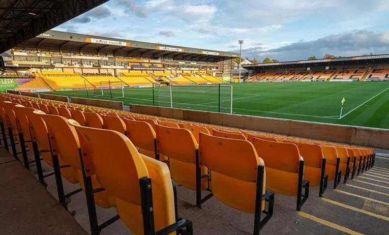 Góc nhìn từ khán đài xuống mặt cỏ sân Vale Park, chuẩn bị cho trận đấu của Port Vale