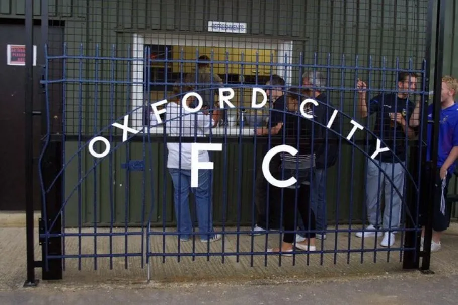 Hàng rào sân vận động của Oxford City FC tại Court Place Farm