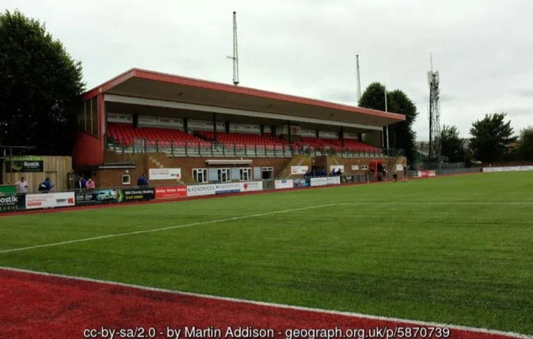 Hình ảnh các khán đài cơ bản tại sân vận động Woodside Road, sân nhà của Worthing FC, thể hiện sự mộc mạc của các sân bóng Anh hạng thấp.