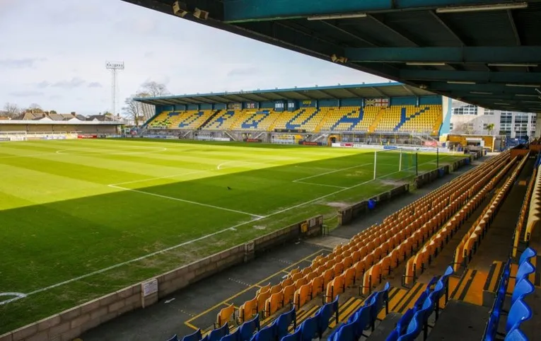 Hình ảnh cận cảnh khán đài chính tại sân Plainmoor, khu vực trung tâm của khán giả nhà