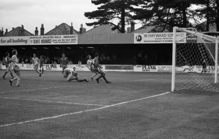 Hình ảnh cũ của sân Dean Court, sân nhà của AFC Bournemouth, phản ánh một phần lịch sử CLB.