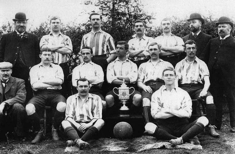 Hình ảnh đội Sheffield Wednesday nâng cao Cúp FA năm 1896, khoảnh khắc lịch sử
