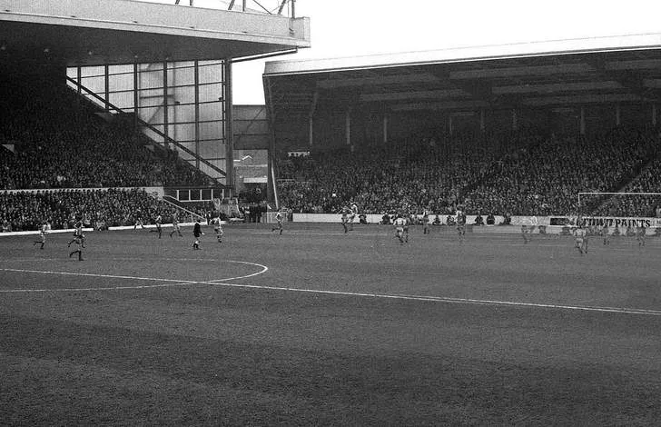 Hình ảnh khán đài Centenary (nay là Kenny Dalglish) trong quá khứ tại sân Anfield
