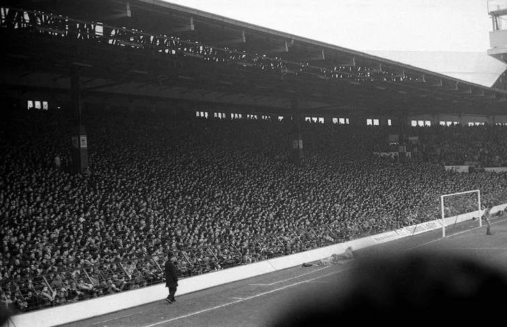 Hình ảnh khán đài The Kop thời kỳ còn là khu vực đứng, thể hiện không khí sôi động lịch sử của sân Anfield