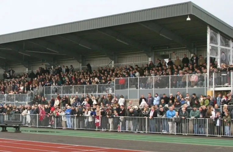 Hình ảnh khán giả lấp đầy khán đài tại Melbourne Community Stadium, sân nhà của câu lạc bộ bóng đá Chelmsford City trong một trận đấu thuộc giải đấu Anh.