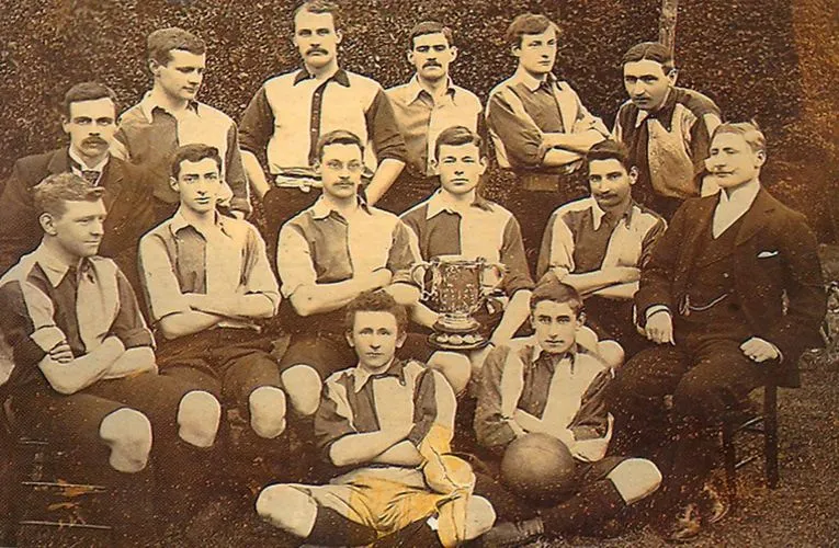 Hình ảnh lịch sử khắc họa thành công đầu tiên của Woking FC với chức vô địch West Surrey League, đánh dấu khởi đầu hành trình tại bóng đá Anh.