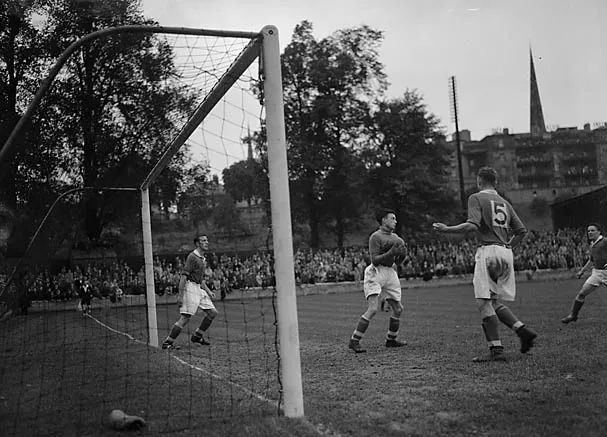 Hình ảnh lịch sử trận đấu Shrewsbury và Rochdale năm 1950 tại Spotland Stadium, minh chứng cho bề dày lịch sử của câu lạc bộ.