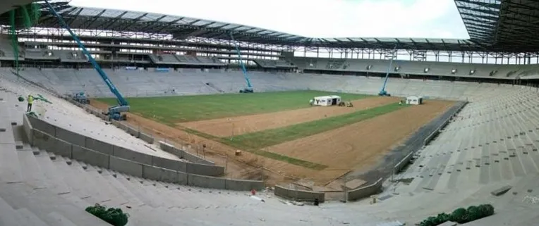 Hình ảnh minh họa lịch sử xây dựng sân vận động Stadium MK, thể hiện quá trình phát triển của công trình.