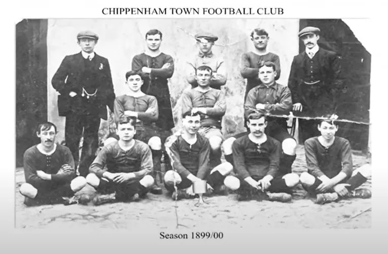Hình ảnh tư liệu về lịch sử câu lạc bộ bóng đá Chippenham Town FC, phản ánh hành trình phát triển của đội bóng.