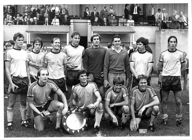 Hình ảnh Wycombe Wanderers vào những năm 1980, đội bóng trong trang phục truyền thống