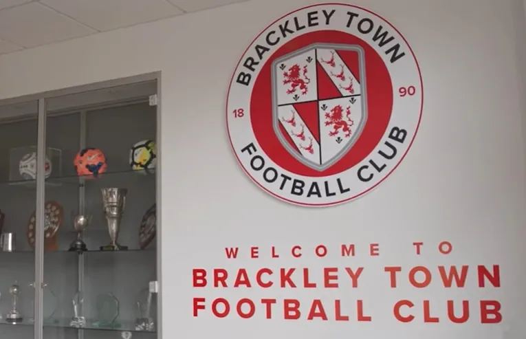 Huy hiệu câu lạc bộ Brackley Town FC, biểu tượng lịch sử và bản sắc của đội bóng đá Anh lâu đời