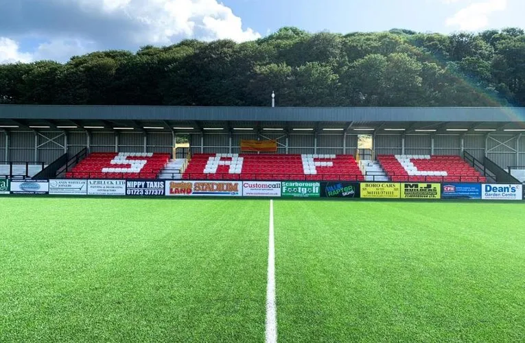Khán đài Adverset tại sân Scarborough Athletic, một phần của Flamingo Land Stadium