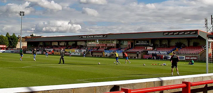 Khán đài Carling Stand tại sân Victoria Road, khu vực chính của cổ động viên Dagenham &amp; Redbridge