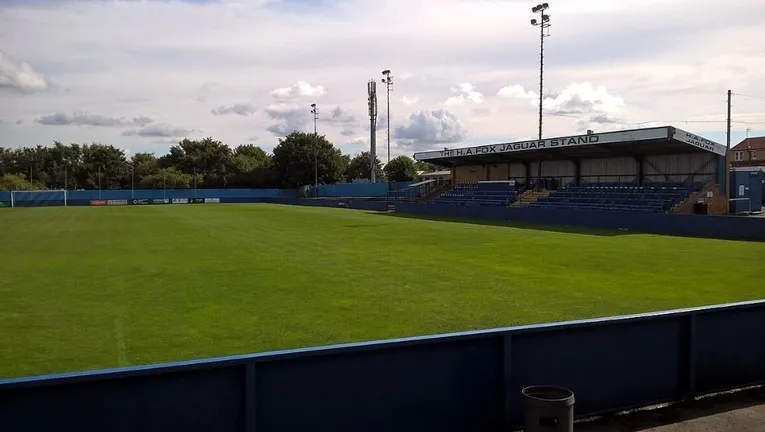 Khán đài chính của sân The Citadel Farsley Celtic, kiến trúc cơ bản và chỗ ngồi cho người hâm mộ bóng đá Anh