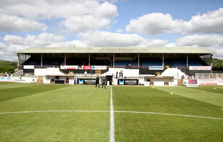 Khán đài chính Grandstand với kiến trúc đặc trưng tại sân Twerton Park của Bath City FC