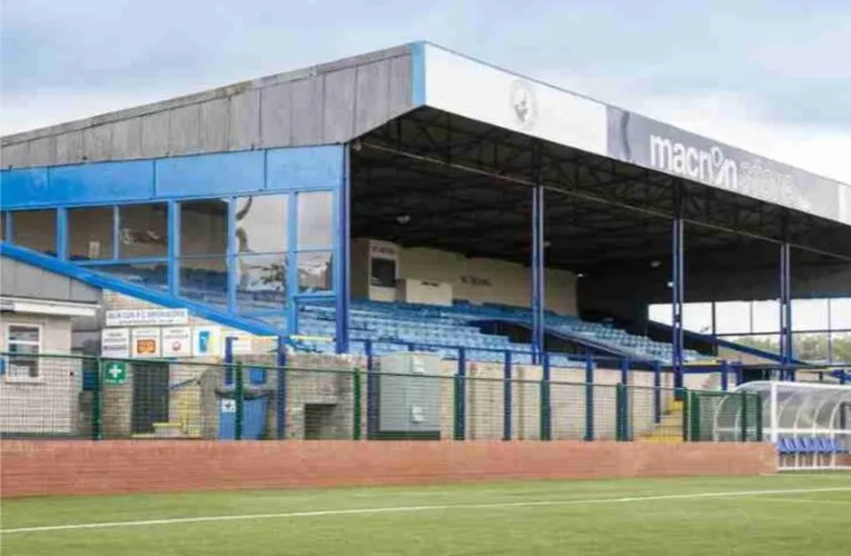 Khán đài chính (Main Stand) của sân The Silverlands, nơi bố trí khu vực ghế ngồi cho cổ động viên