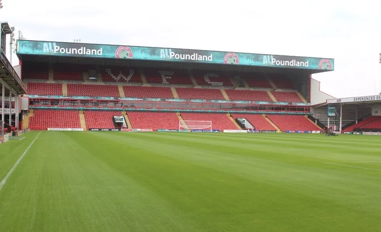 Khán đài chính (Main Stand) của sân vận động Bescot, trung tâm sự kiện Walsall FC