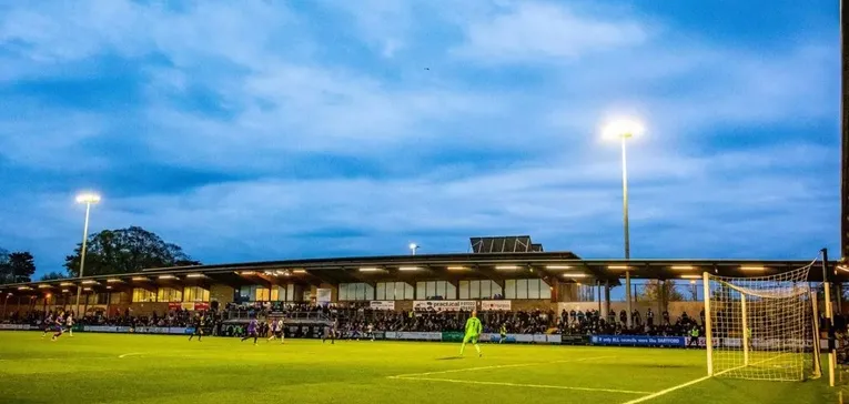 Khán đài chính (Main Stand) của sân vận động Princes Park, nơi có khu vực ghế ngồi và quầy bar