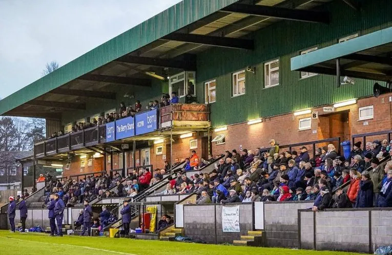 Khán đài chính (Main Stand) của sân vận động Raymond McEnhill