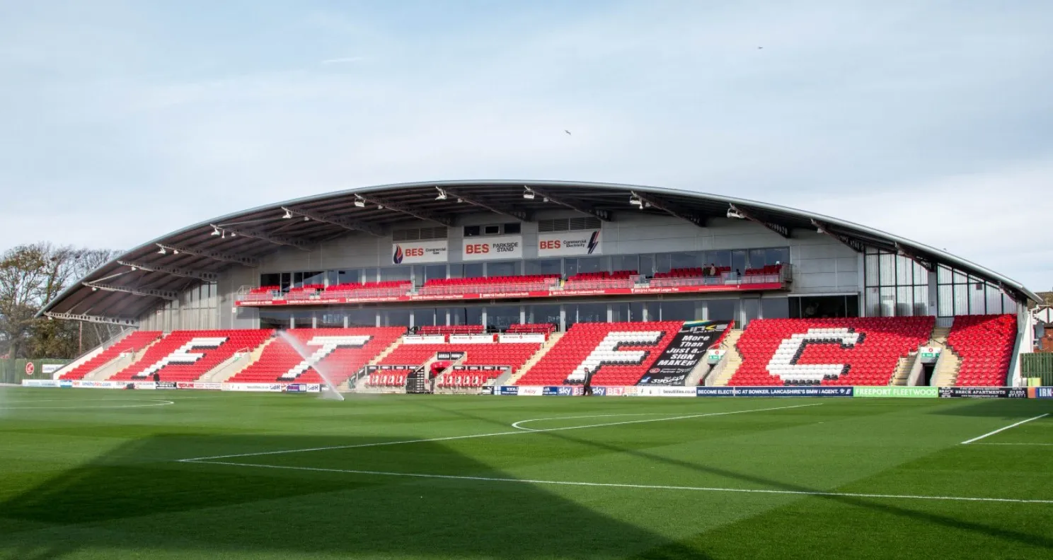 Khán đài chính Main Stand tại sân Highbury của Fleetwood Town