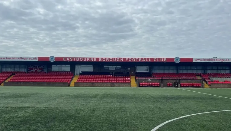 Khán đài chính Main Stand tại sân Priory Lane, trung tâm tiện ích của sân vận động Eastbourne Borough