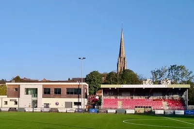 Khán đài chính Meadowbank Stadium, sân nhà của Dorking Wanderers FC, thể hiện sự nâng cấp cơ sở vật chất.