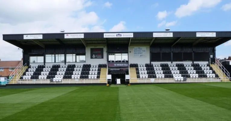 Khán đài chính Ramside Estates Main Stand tại sân The Brewery Field.