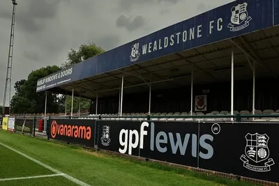 Khán đài chính sân Grosvenor Vale của Wealdstone FC