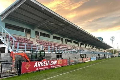 Khán đài chính sân vận động Mariners Park nhìn từ xa, nơi diễn ra các trận đấu của South Shields FC.