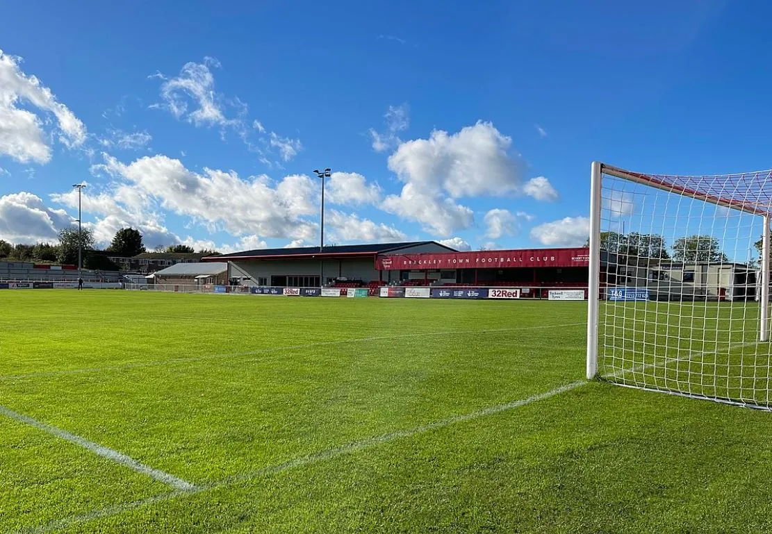 Khán đài chính tại sân St James Park Brackley, nơi tập trung nhiều cổ động viên cuồng nhiệt của Brackley Town FC