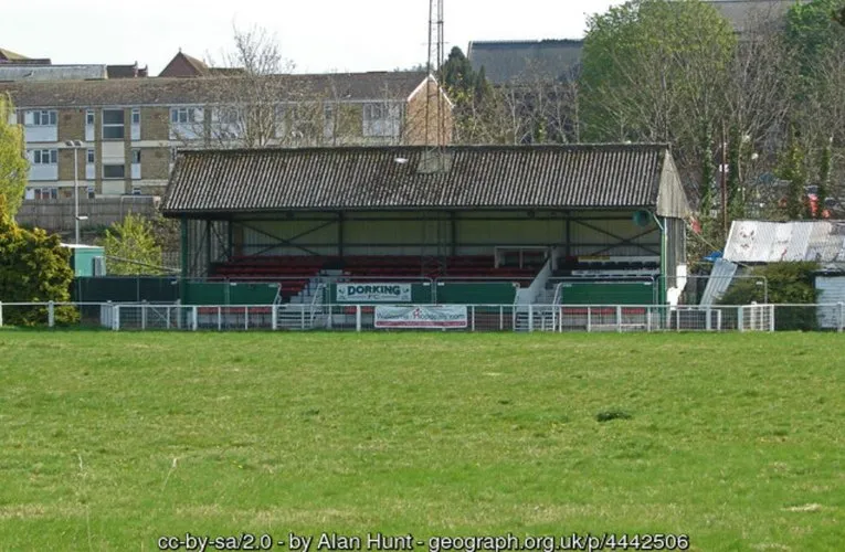 Khán đài cũ tại Meadowbank Stadium, phản ánh lịch sử và sự phát triển cơ sở vật chất của sân vận động cộng đồng này.