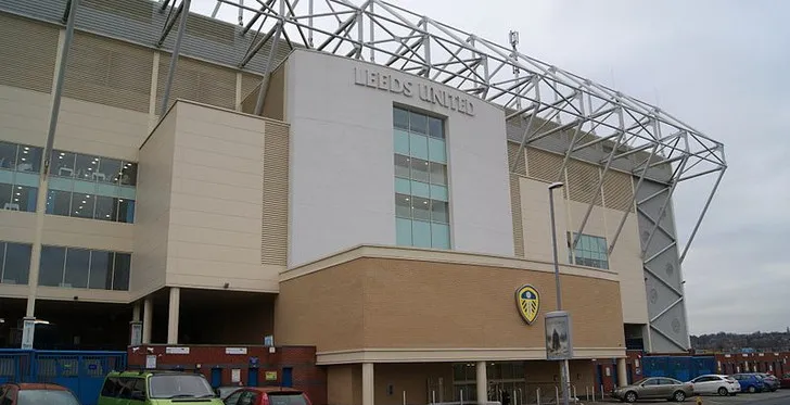 Khán đài Đông (East Stand) đồ sộ tại sân Elland Road với hai tầng và khu vực VIP