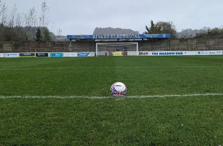 Khán đài đứng (terraces) tại sân The Meadow Chesham United, nơi cổ động viên trực tiếp trải nghiệm không khí bóng đá Anh