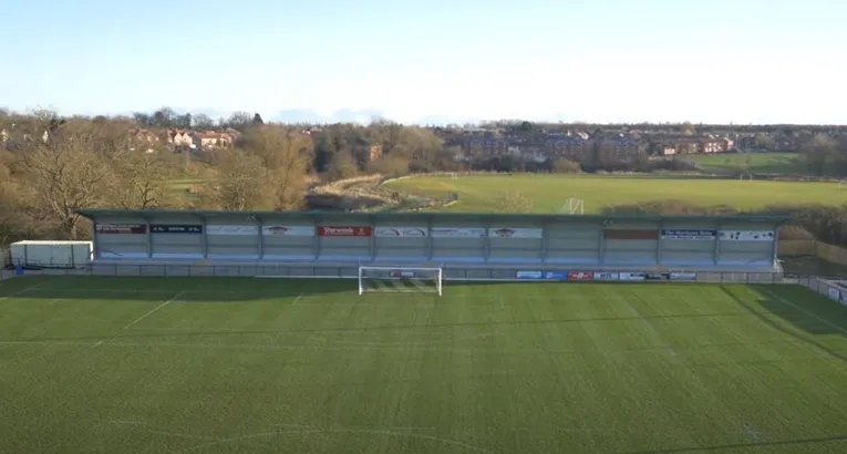 Khán đài đứng Tinted của sân Blackwell Meadows, nơi CĐV Darlington FC tạo nên bầu không khí sôi động