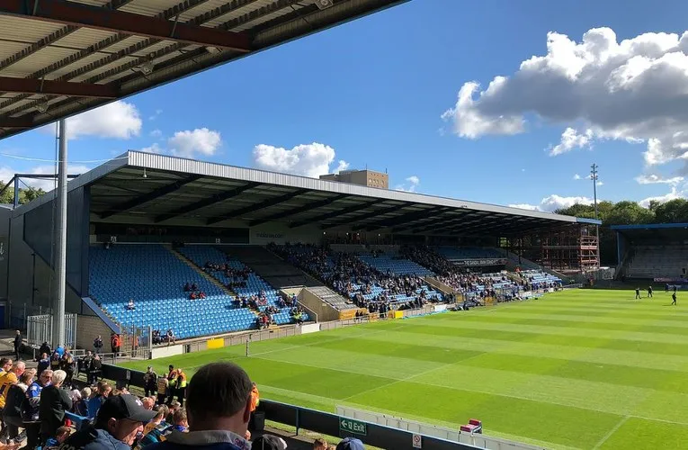 Khán đài East Stand, khán đài chính và hiện đại nhất của The Shay Stadium, sân nhà FC Halifax Town.