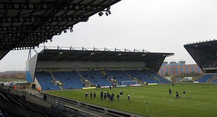 Khán đài East tại sân vận động Kassam, nơi tập trung cổ động viên nhiệt thành Oxford United