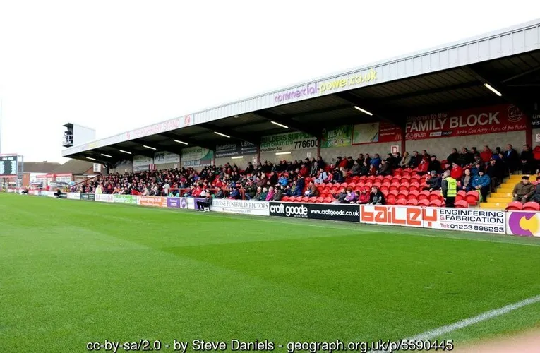 Khán đài Highbury Stand với thiết kế hiện đại tại sân nhà Fleetwood Town