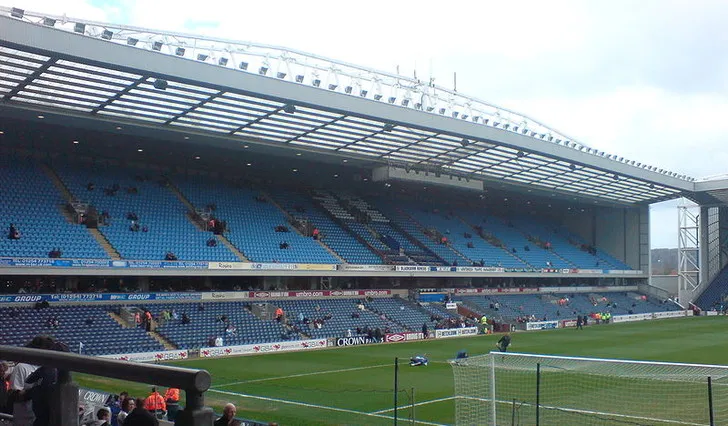 Khán đài Jack Walker uy nghi tại sân Ewood Park, trái tim của Blackburn Rovers