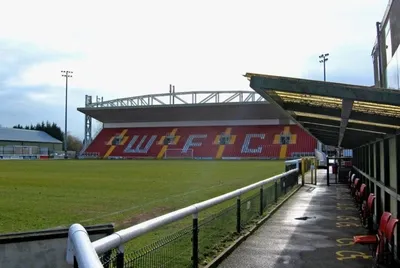 Khán đài Leslie Gosden tại sân vận động Kingfield của Woking FC, biểu tượng kiến trúc hiện đại tại Laithwaite Community Stadium.