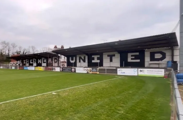 Khán đài lịch sử tại sân vận động York Road của Maidenhead United