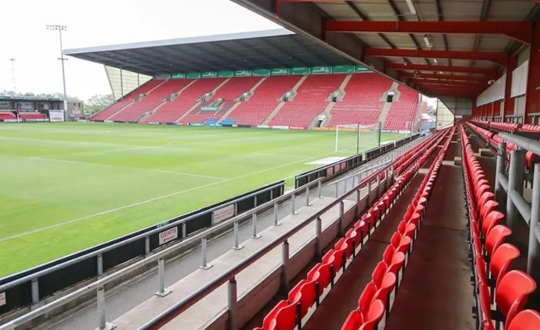 Khán đài Main Stand hiện đại tại sân vận động Alexandra, trung tâm điều hành của Crewe Alexandra