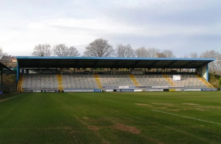 Khán đài North Stand tại The Shay Stadium, khu vực thường dành cho cổ động viên đội khách của FC Halifax Town.