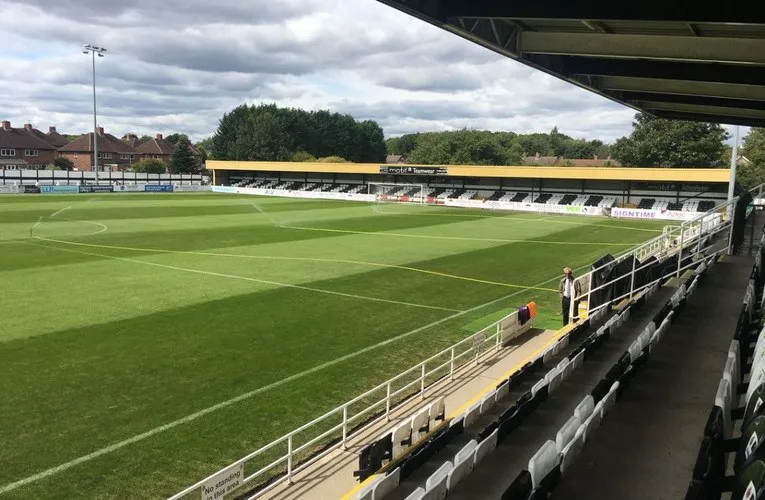 Khán đài phía sau cầu môn dành cho đội khách tại sân The Brewery Field của Spennymoor Town FC.