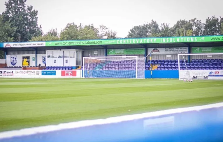 Khán đài phía sau khung thành tại Neuven Stadium