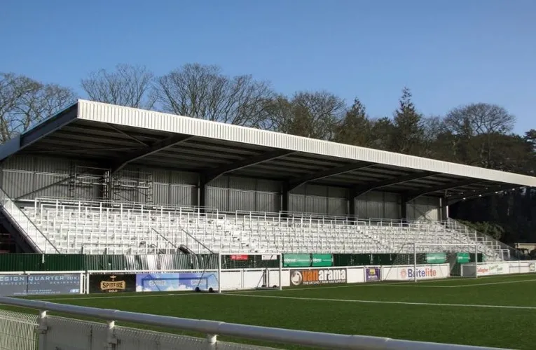 Khán đài phía sau khung thành tại Sân vận động Gallagher của Maidstone United