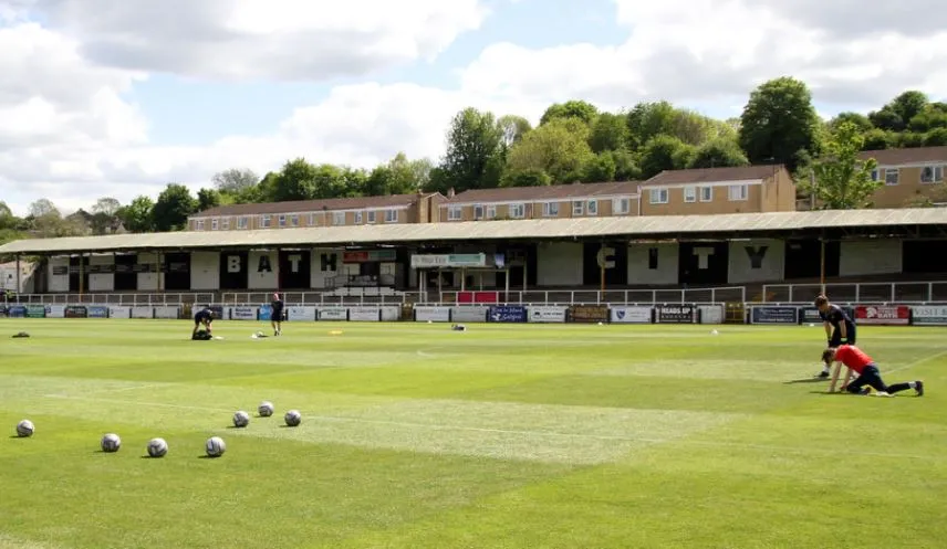 Khán đài Popular Side tại sân Twerton Park, khu vực cổ vũ sôi động của người hâm mộ Bath City