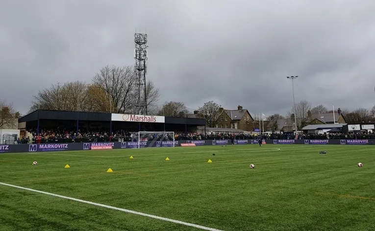 Khán đài Railway End tại sân The Silverlands của Buxton FC, một phần kiến trúc đặc trưng