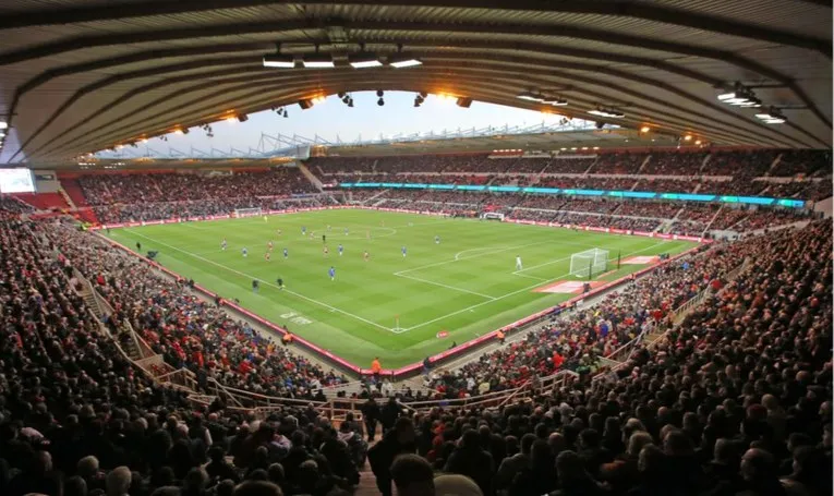 Khán đài sân Riverside Middlesbrough rực lửa trong một ngày diễn ra trận đấu của The Boro, thể hiện không khí bóng đá sôi động
